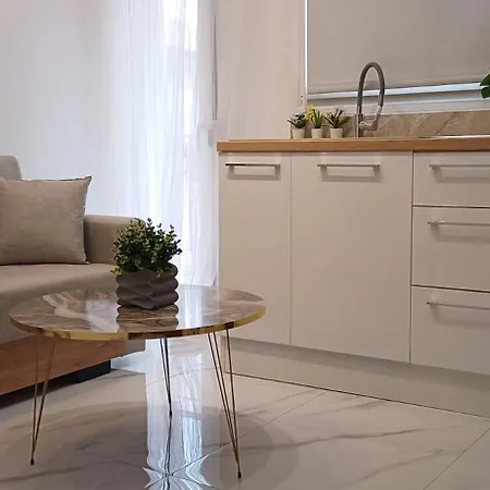 Apartment Marilectra Urban Right Across Metro Station
